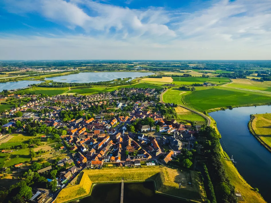Drone foto van de vestingstad Stevensweert met de markante stervorm vormt het decor van de VVV wandeling Stevensweert over grindwinning