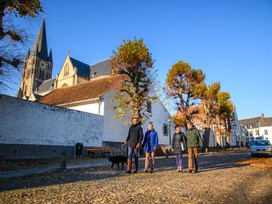 Bezoekers lopen de Hap en Stap Thorn-Wessem