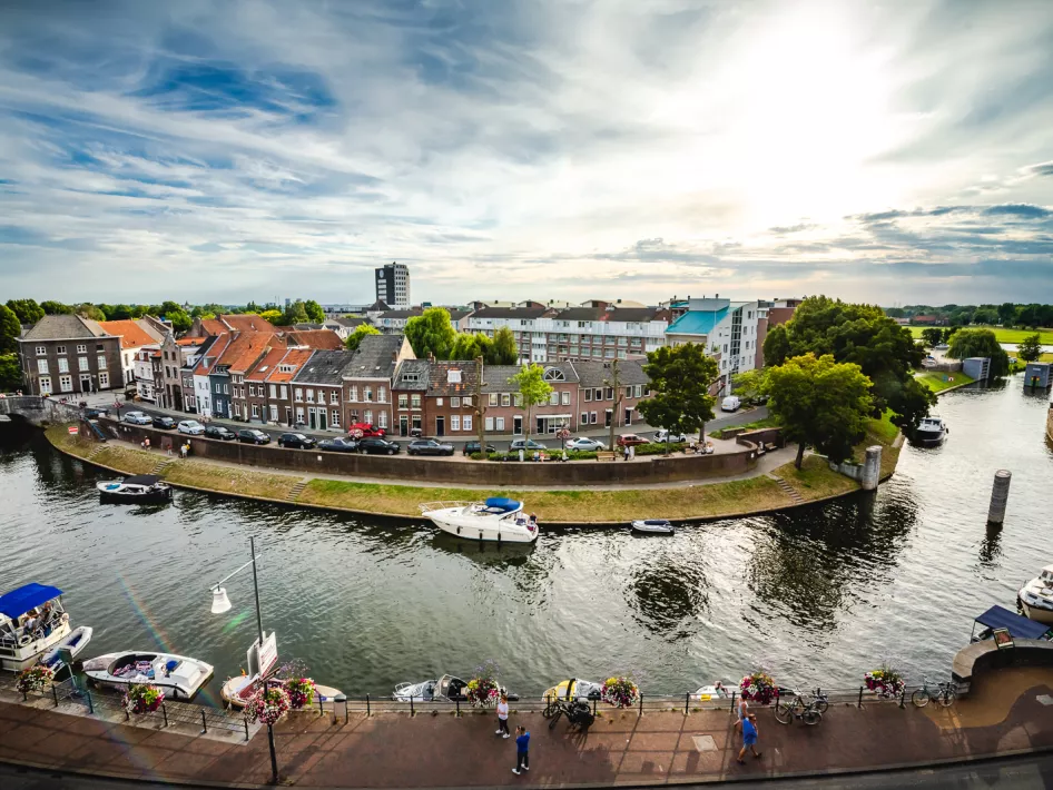 Roer mondt uit in Maas