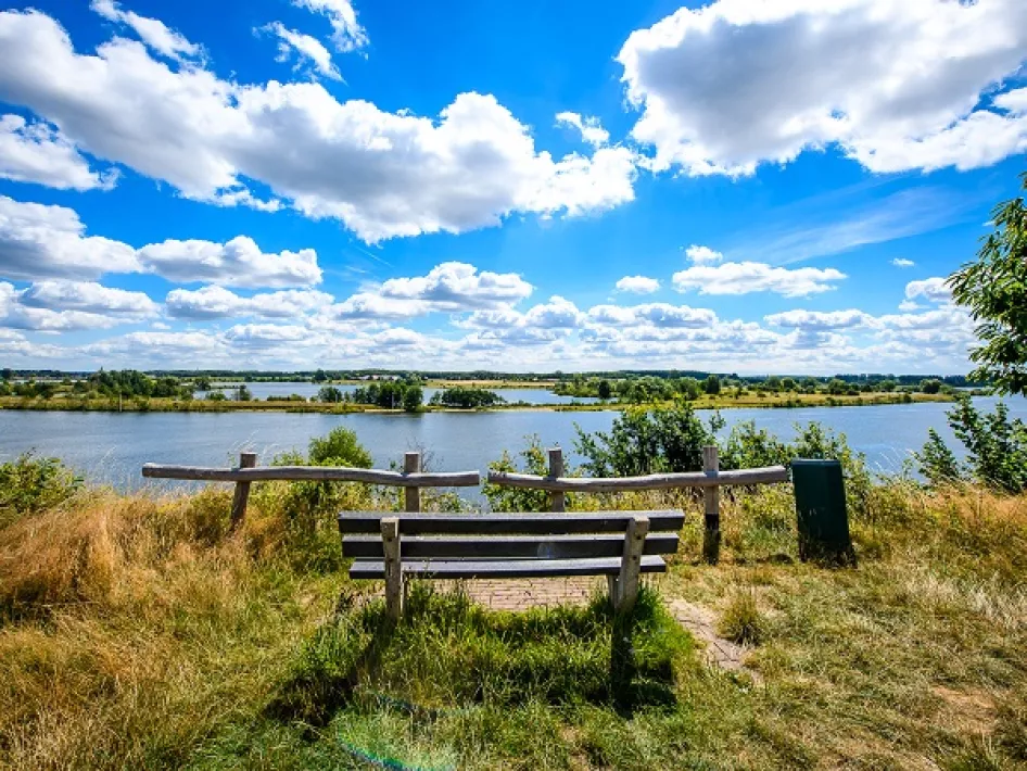 Wandelroute Neer, bankje bij de beek