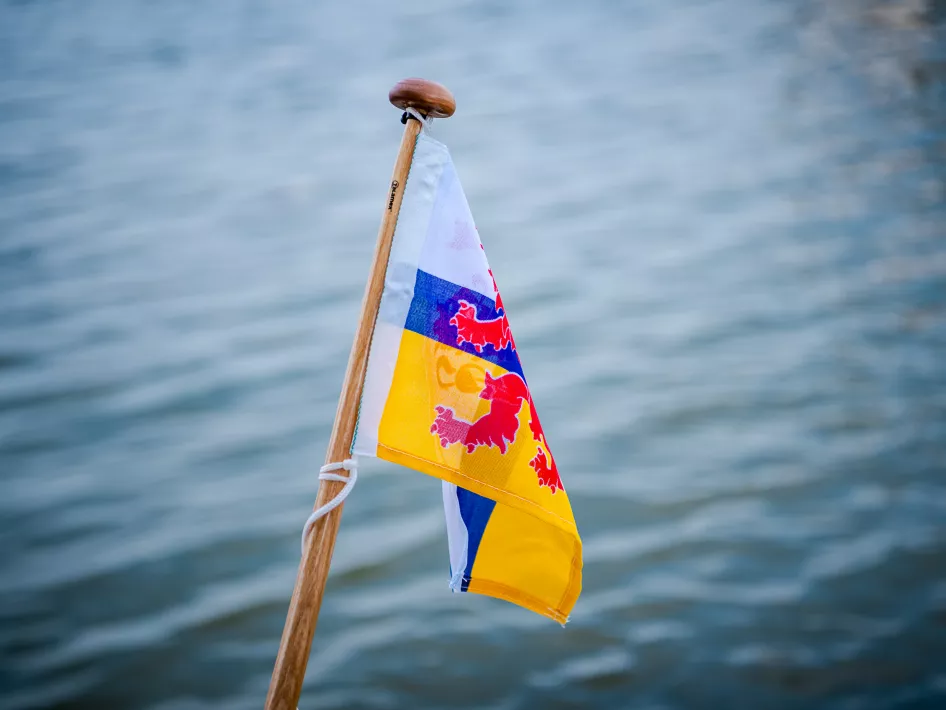Grenshoppen op de Maas – Varen Tussen Nederland & België Limburgse vlag