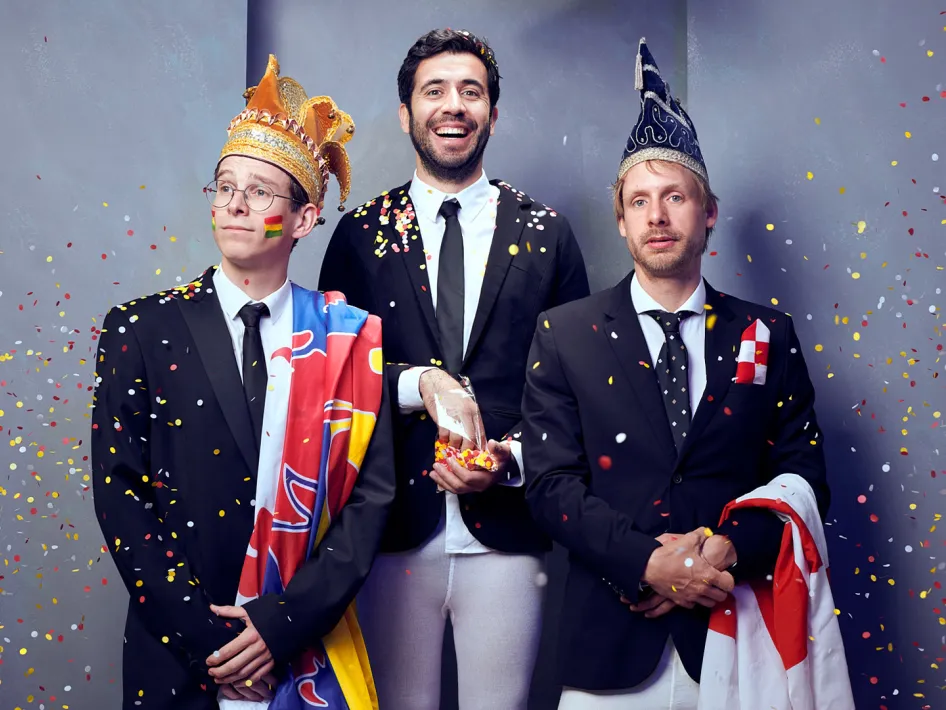 Remy Evers, Marco Lopes en Thijs van de Meeberg in carnavalskostuum