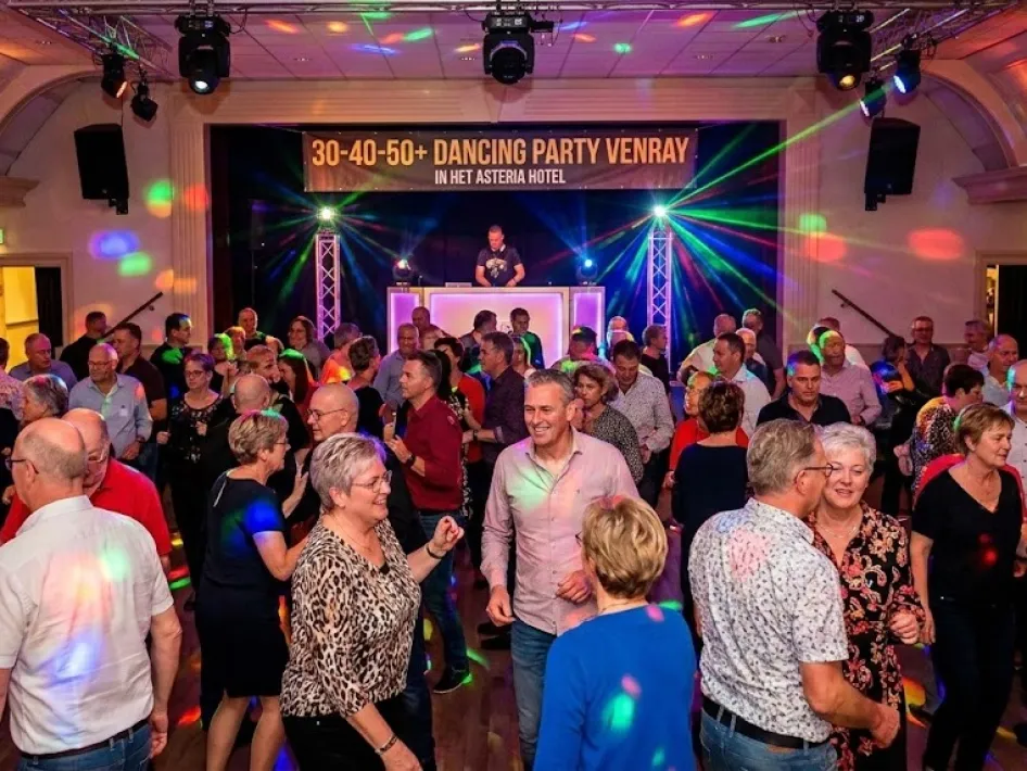 Een overzichtsfoto van de drukke dansvloer tijdens de "30-40-50+ DANCING PARTY VENRAY" in het Asteria Hotel. Een diverse groep dansende volwassenen van middelbare leeftijd vult de zaal, die is verlicht met kleurrijke discolichten en lasers. Op het podium achteraan treedt een DJ op, met een banner erboven die de titel van het evenement toont.