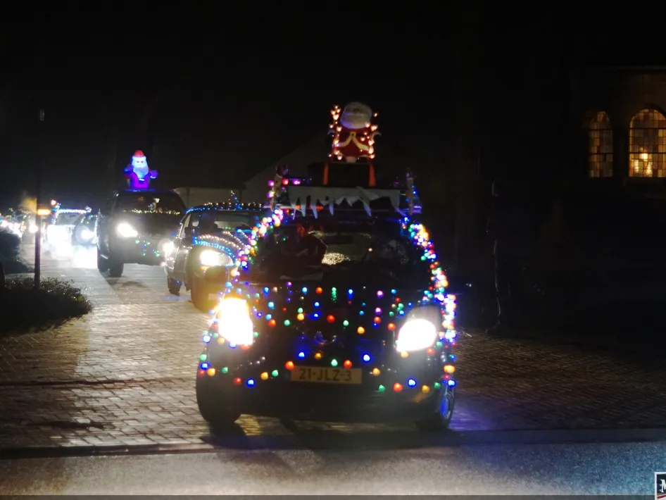 Auto met kleurrijke lichtjes. achter de auto zijn meer auto's met lichtjes te zien.