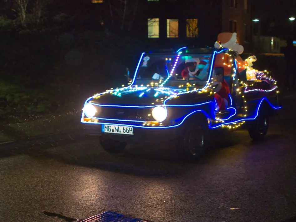 Auto met kleurrijke lichtjes en opblaasbare kerstman
