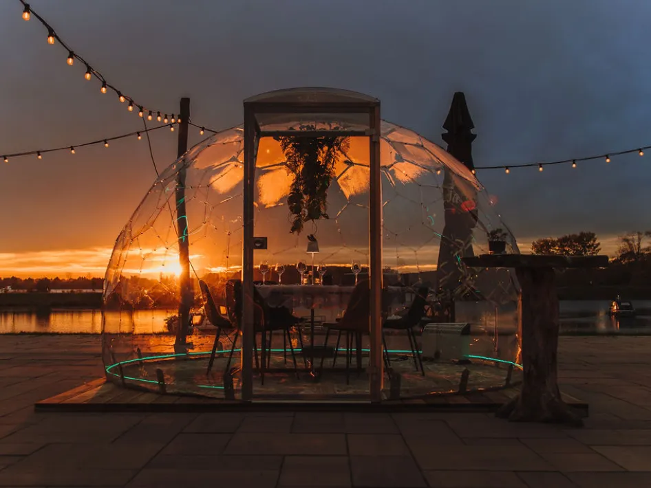 Dining dome met de ondergaande zon