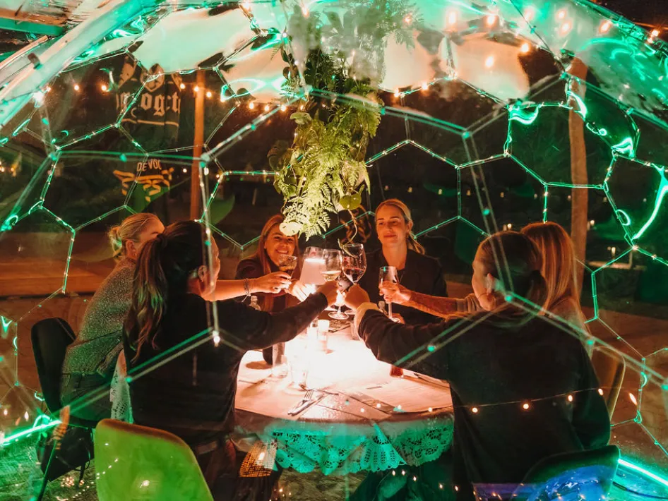 Dining dome groep dames proost