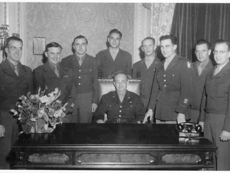 Themalezing Civil Affairs en het Militaire Gezag met historische foto van militairen rond een bureau