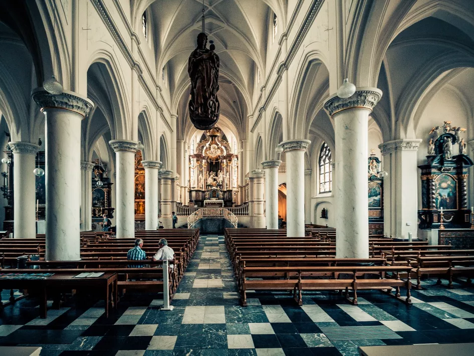 Binnen in de Abdijkerk in Thorn