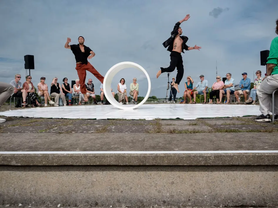 Limburg Festival waar 2 dansers in de lucht springen