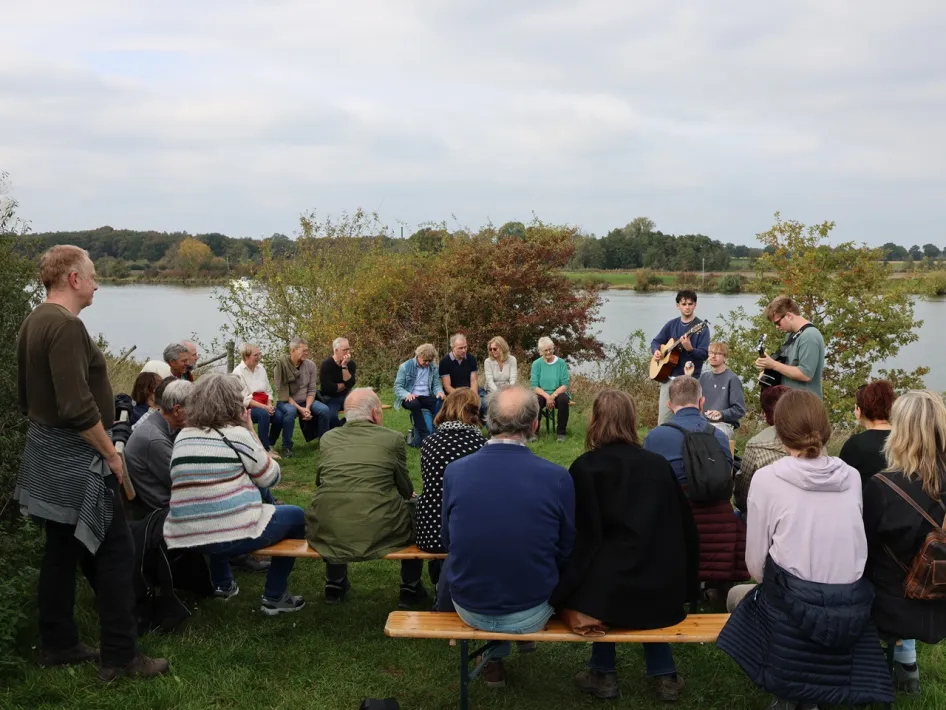 Bezoekers luisteren tijdens de Akoestische Wandeling Beesel naar live muziek aan het water tijdens de Akoestische Wandeling in Beesel.