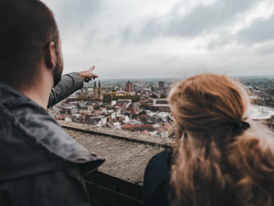 Bezoekers kijken uit over de stad tijdens het kathedraaltoren beklimmen in Roermond.