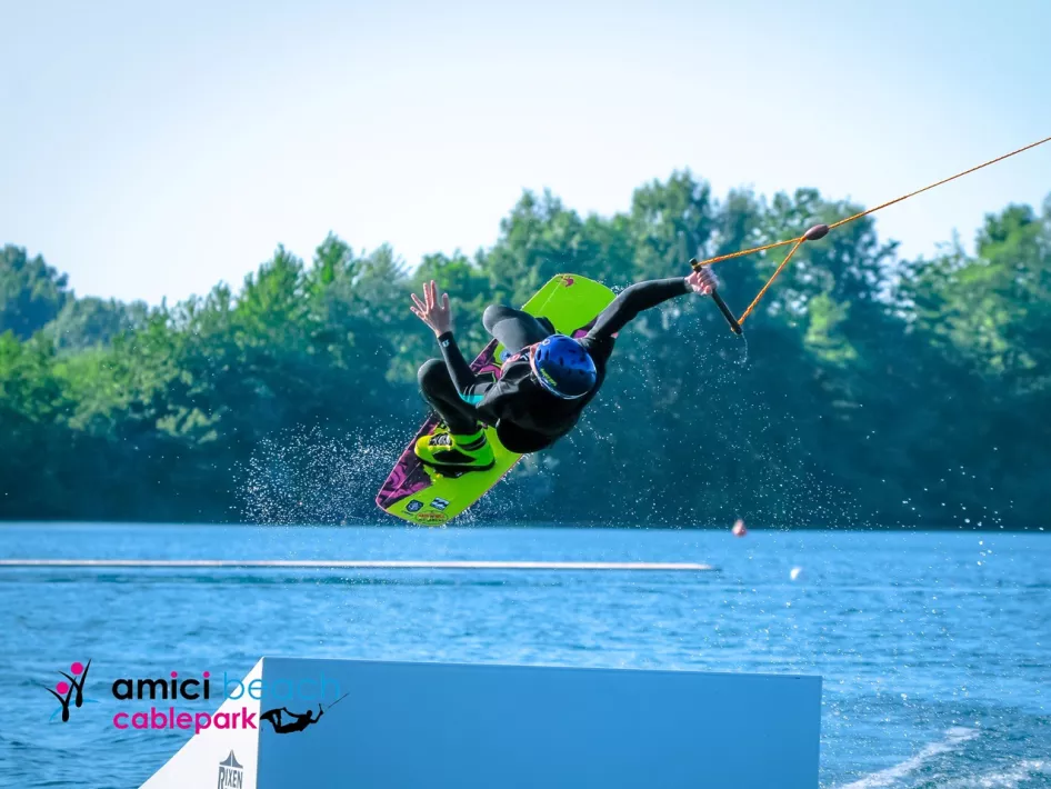 Wakeboarder in Aktion im Amici Beach Cablepark