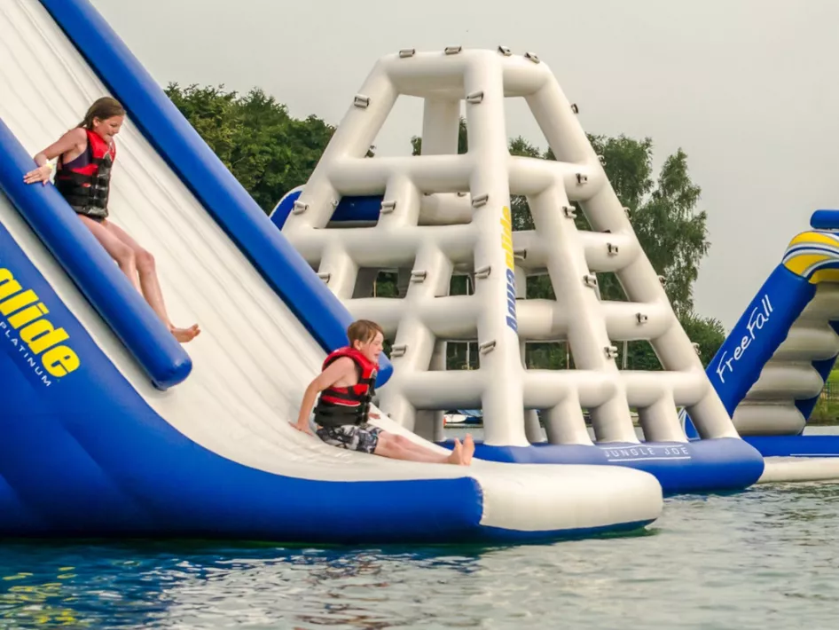 Kinder rutschen im Amici Beach Aquapark & Cablepark die Rutsche hinunter