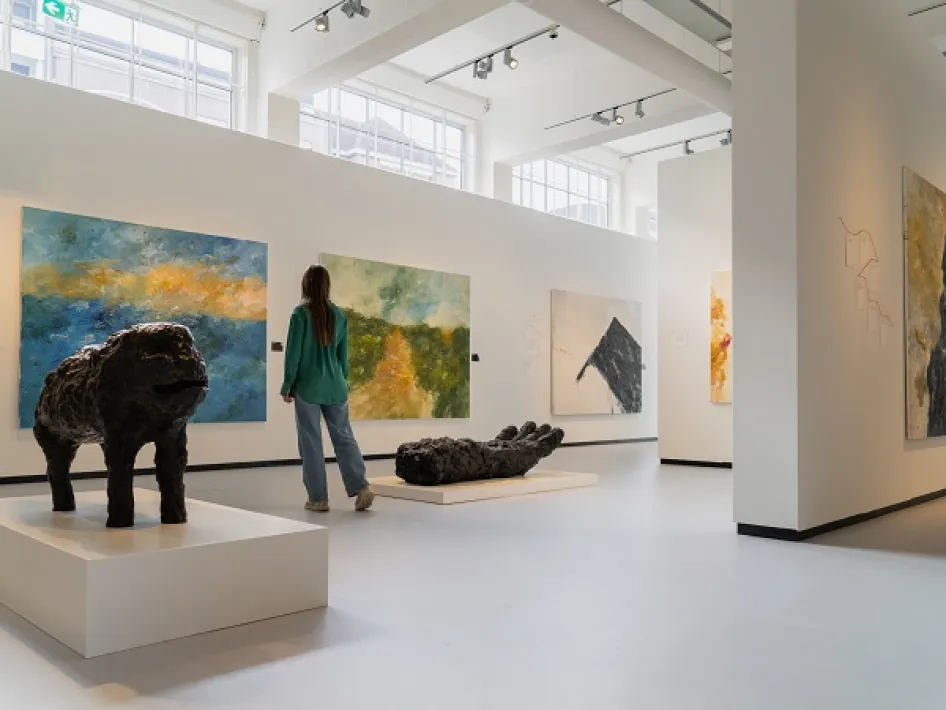 Museumzaal met schilderijen en sculpturen tijdens de tentoonstelling Seeing Sounds.