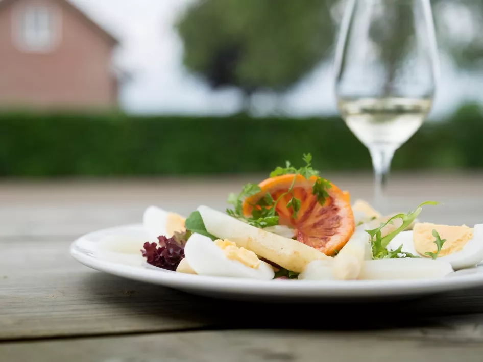 Een heerlijk asperge gerecht staat op een tafel