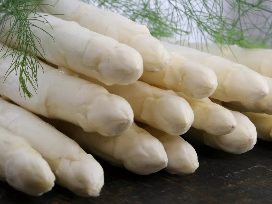 Nahaufnahme eines frischen Spargels