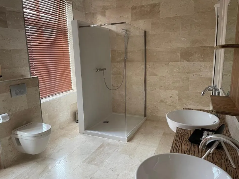 Moderne badkamer met inloopdouche en dubbele wastafel bij B&B Het Doctershoes in Kessenich.