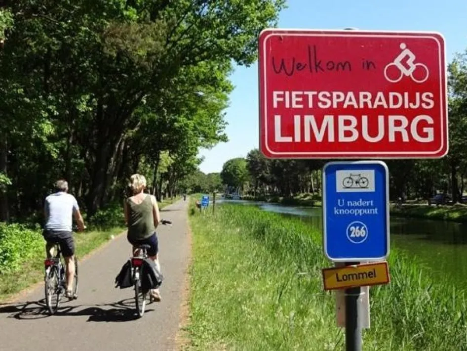 Fietsers bij een knooppunt in Fietsparadijs Limburg, vlak bij B&B Het Doctershoes in Kessenich.