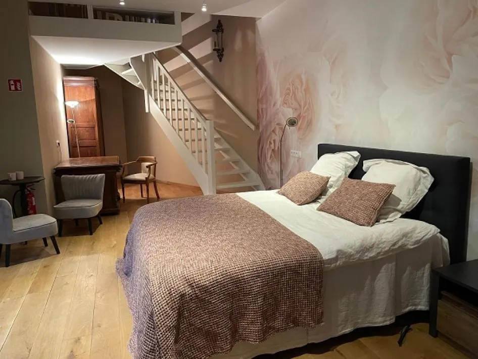 Sfeervolle tweepersoonskamer met vide bij B&B Het Doctershoes in Kessenich.