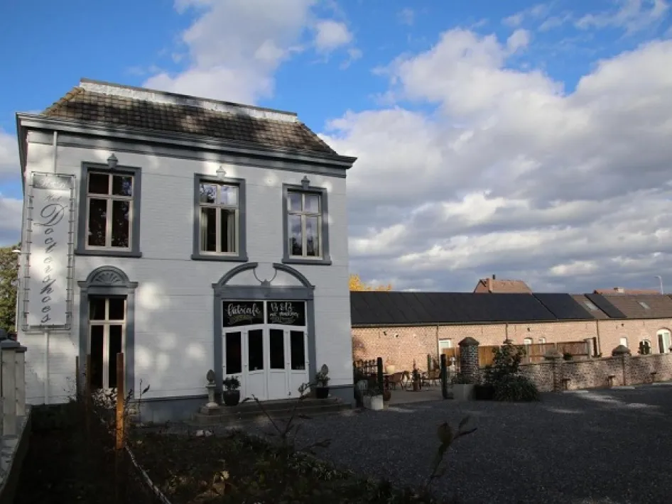 Vooraanzicht van B&B Het Doctershoes, gevestigd in een karakteristiek voormalig doktershuis in Kessenich.