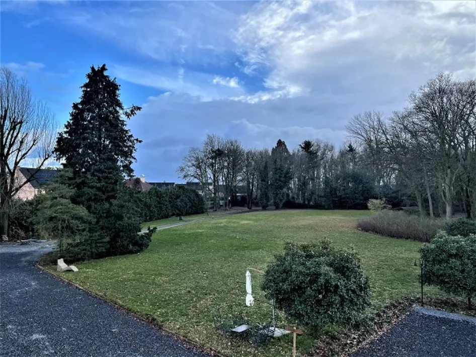 Ruime groene tuin met wandelpaden bij B&B Het Doctershoes in Kessenich.