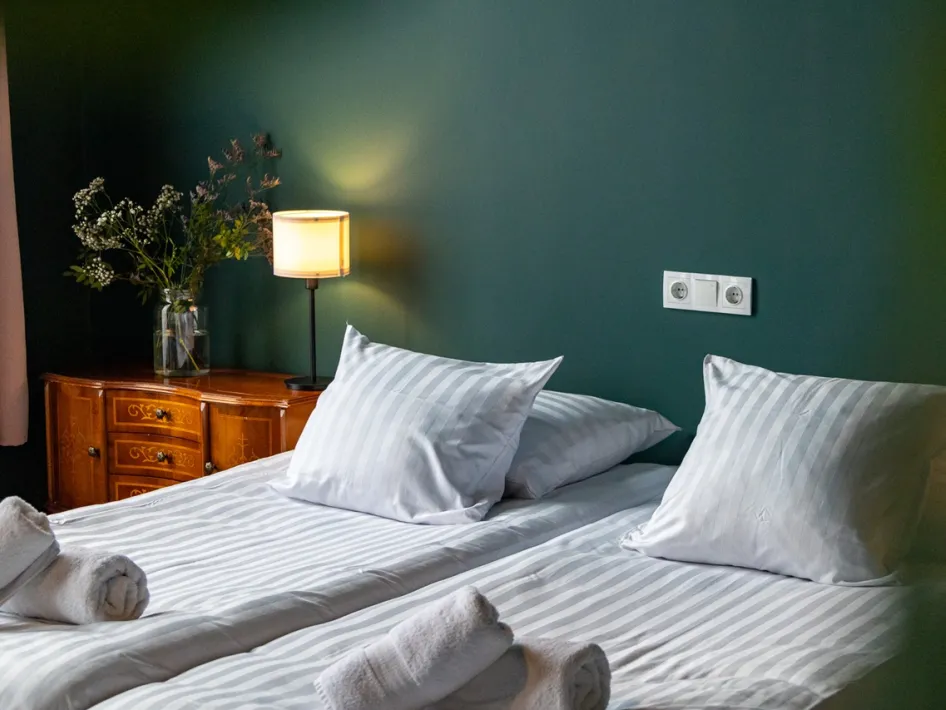 Komfortables Doppelzimmer im B&B Willem II mit warmer und gemütlicher Einrichtung.