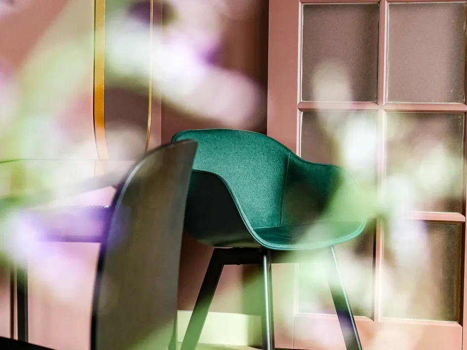 Moderner Sitzbereich im B&B Willem II mit stilvollen Stühlen und einer warmen Atmosphäre.