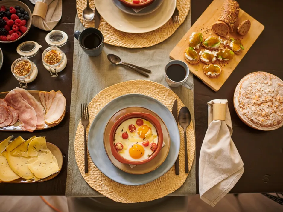 Uitgebreid ontbijt met ei, brood, kaas en vers fruit, geserveerd bij B&B den Engel.