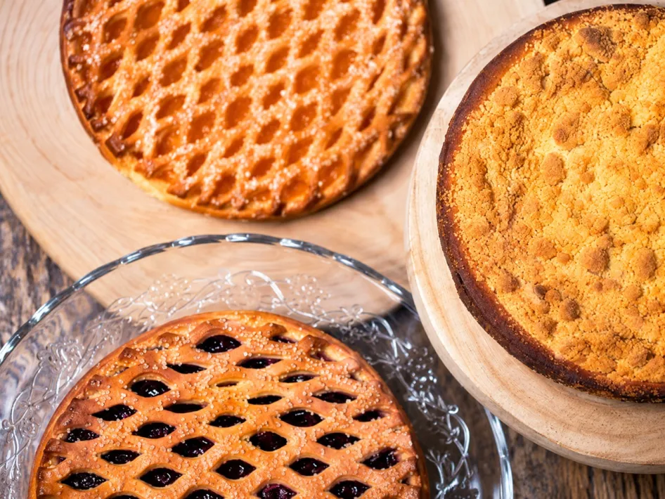 Drie Limburgse vlaaien van Bakkerij Heerschap met verschillende vullingen en toppings.