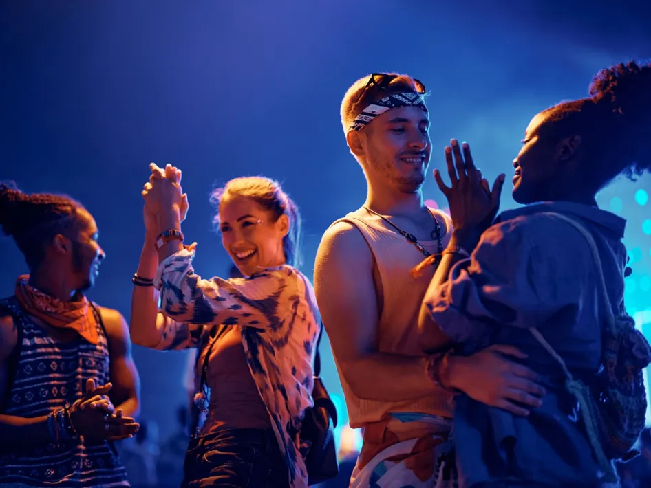 Dansende mensen in feestverlichting tijdens Bocholt Beach Party.