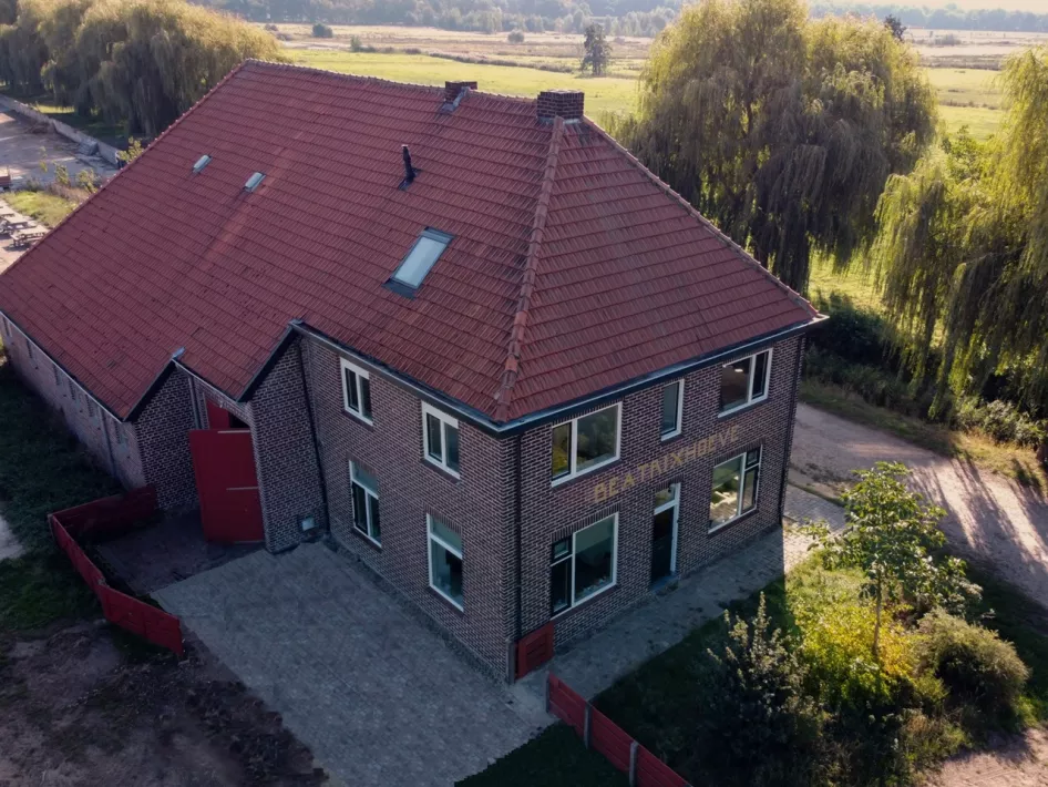 Luchtfoto van de Beatrixhoeve in Roermond, een boerderij omringd door natuurgebieden beheerd door Landschapsbeheer De Wassum.