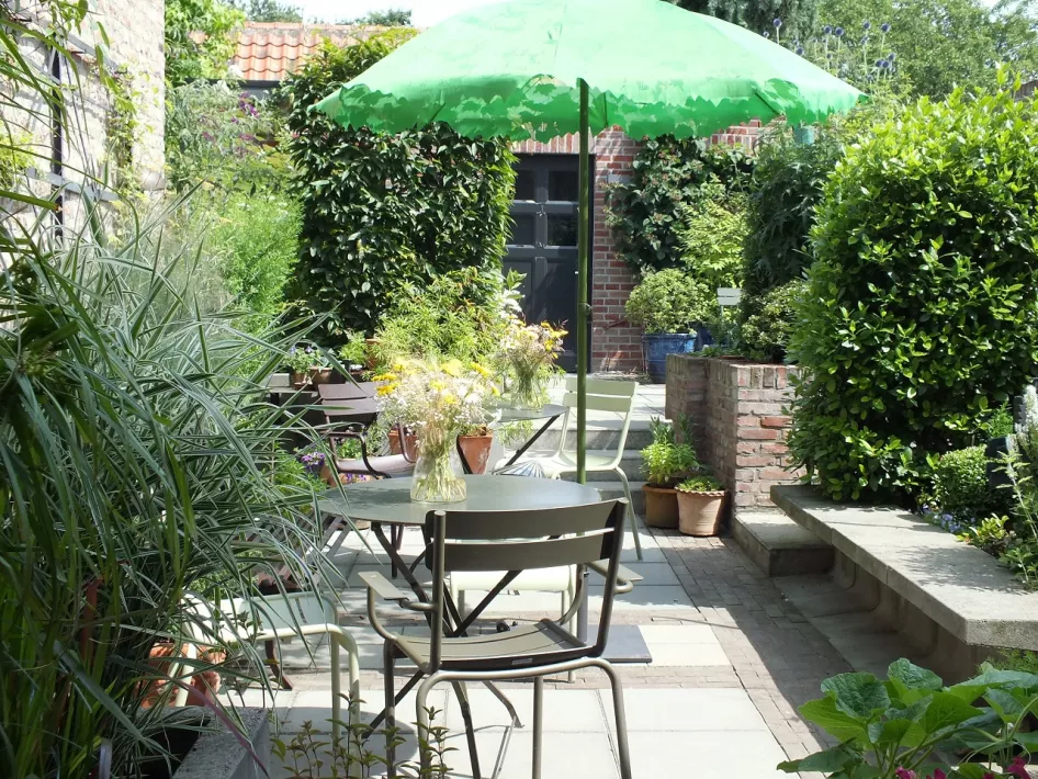 The garden terrace of Bed & Botram Bie Os