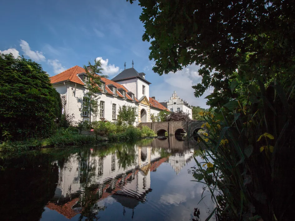 Kasteel die omringd is door water