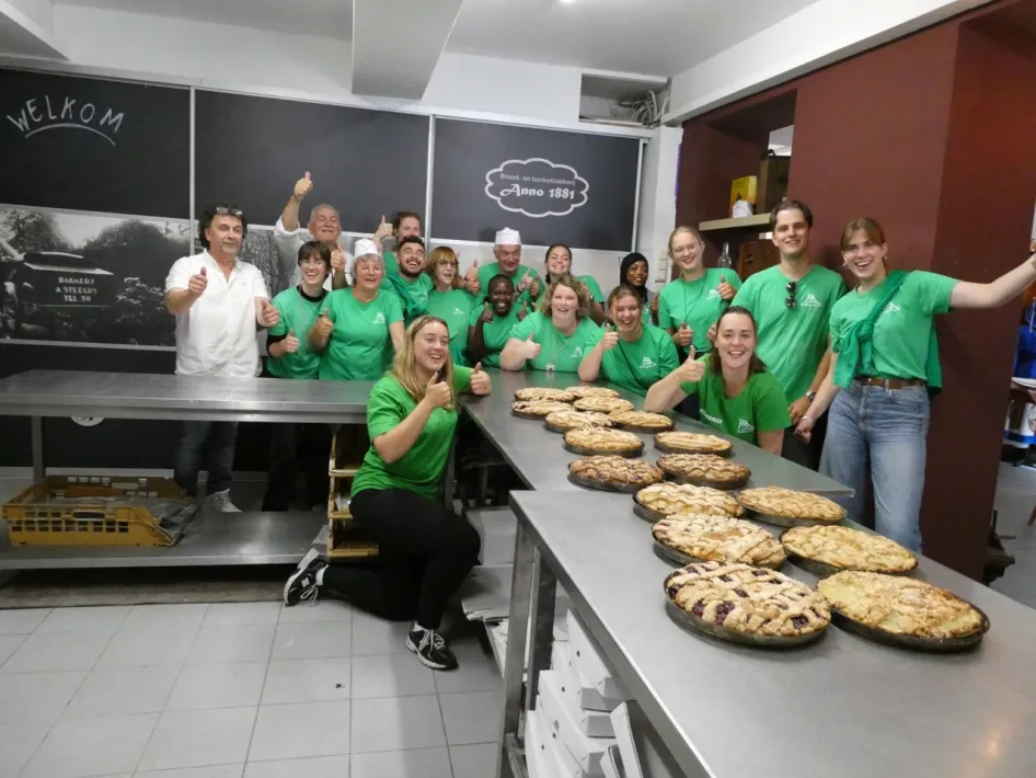Eine Gruppe begeisterter Teilnehmer während eines Vlaai-Workshops in der Erlebnisbäckerei Gerards-Steeghs.