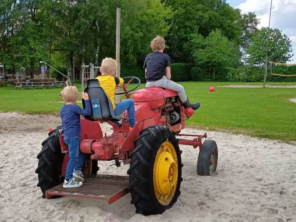 Kinderen die spelen op een speeltractor