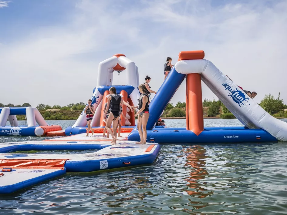 Besucher spielen im Aquapark des BillyBird Drakenrijk