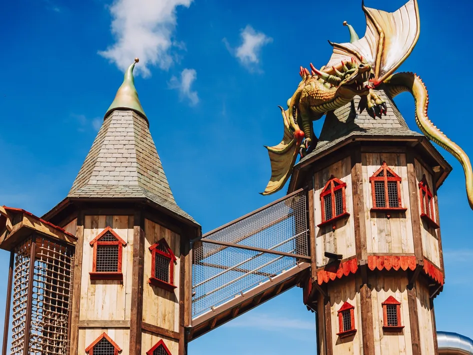 Das Speelkasteel im BillyBird Drakenrijk mit zwei Türmen und einem Drachen auf dem Dach.