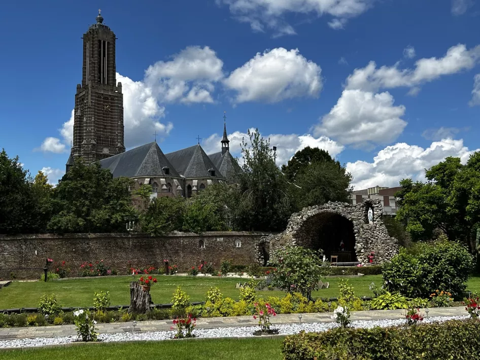 De Kloostertuin Birgittinessen met op de achtergrond de Sint Martinuskerk van Weert