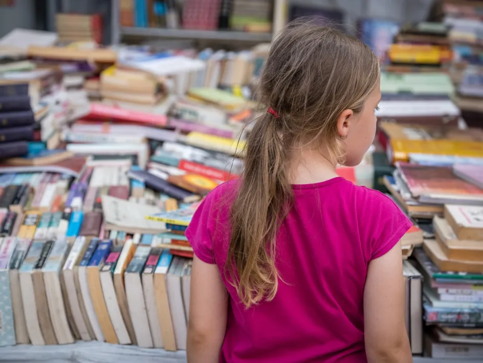 Kind bekijkt het grote aanbod aan boeken op de Boekenbeurs Thorn.