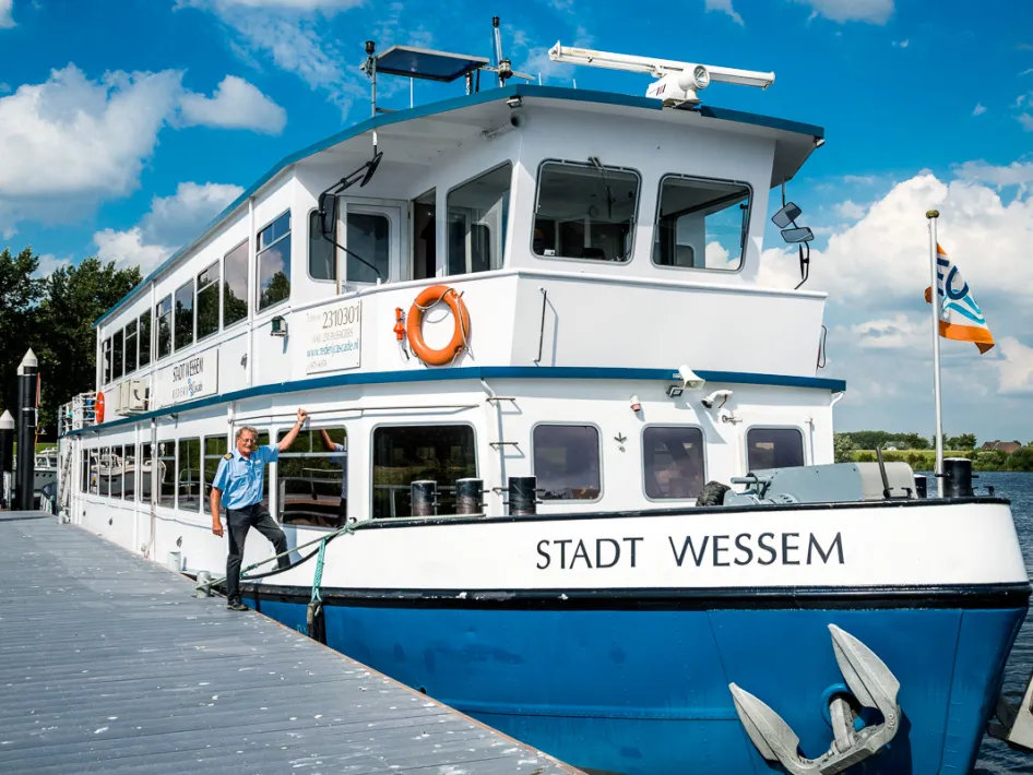 De Disco-boot Roermond aangemeerd aan de kade, klaar voor een feestelijke avond vol muziek, dans en gezelligheid op de Maasplassen