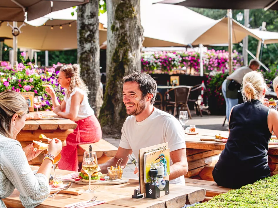 Draußen im Boscafé de Busjop