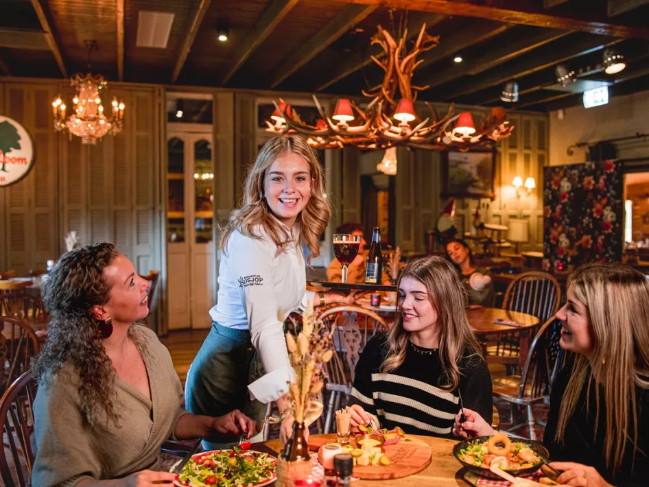 Binnen bij Boscafé de Busjop