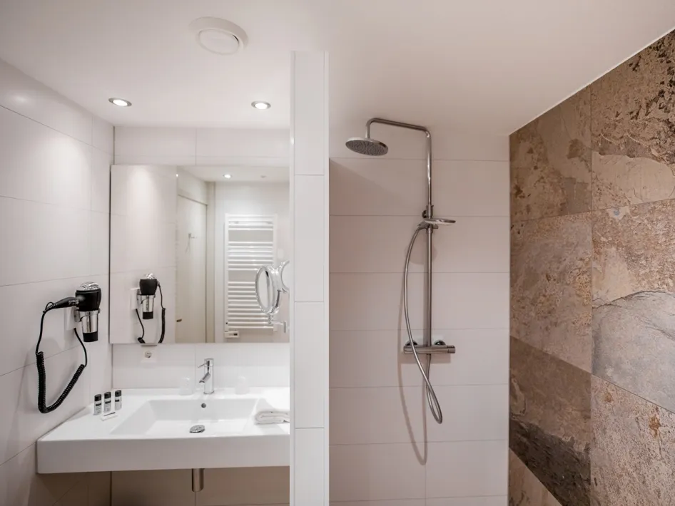 Badkamer met wastafel en inloopdouche bij Boshotel Vlodrop