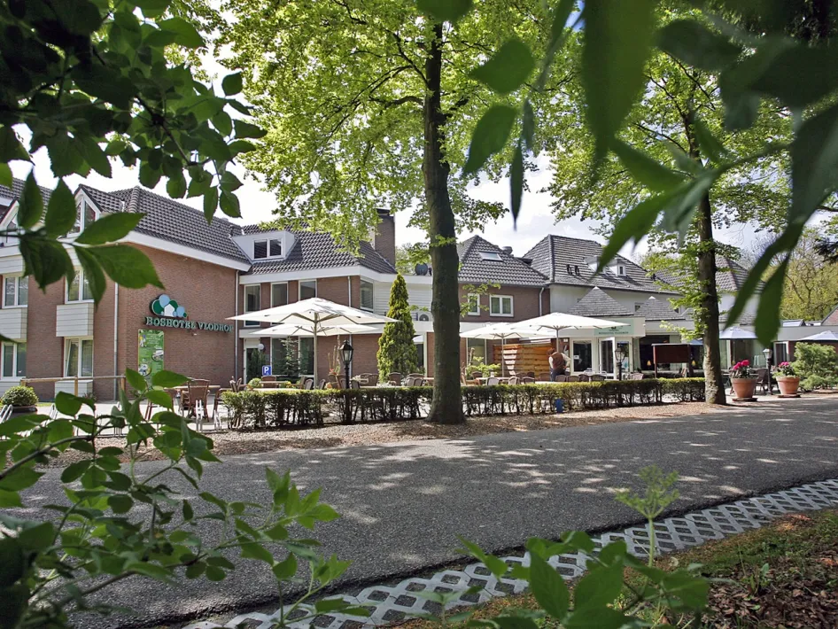 Buitenterras van Boshotel Vlodrop tussen de bomen