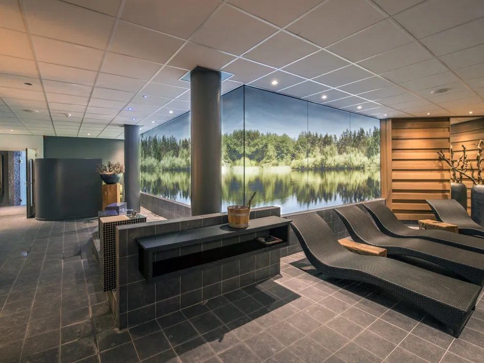 Wellnessbereich von Boshotel Vlodrop mit Sauna und Liegen