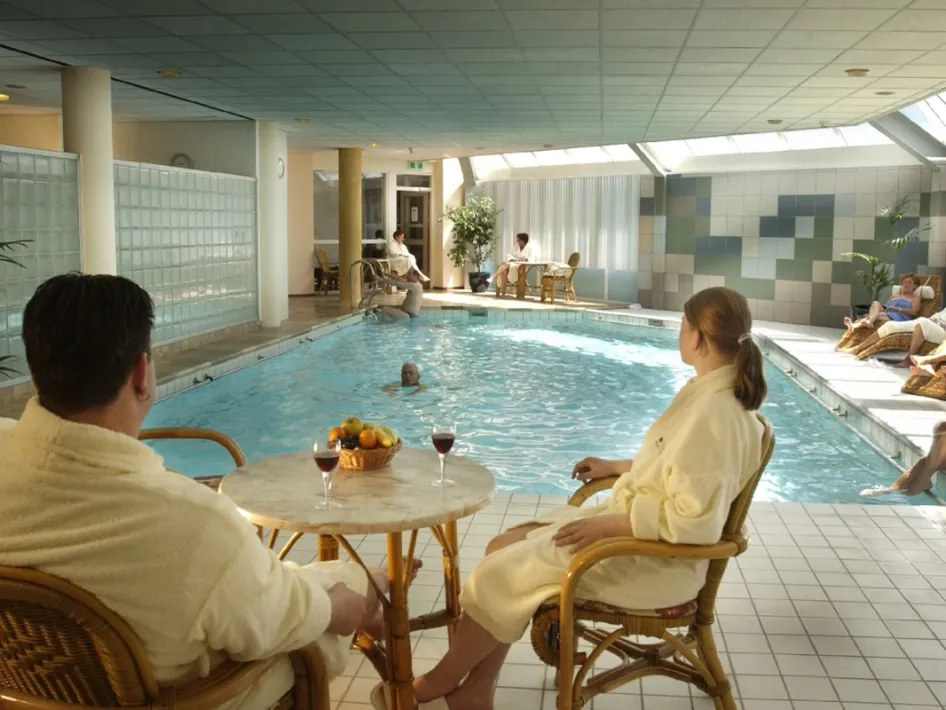 Innenpool von Boshotel Vlodrop mit Gästen im Bademantel