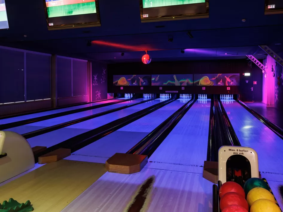 Disco- and blacklight-lit bowling alley for a super fun day of bowling at Vakantiepark Weerterbergen