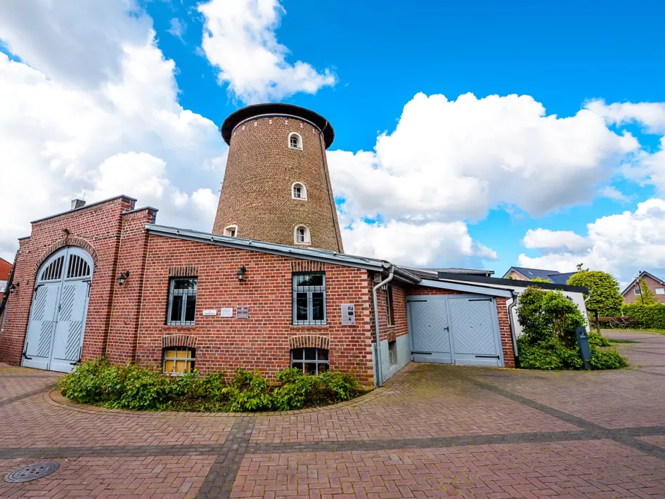 Die Brachter Mühle mit dem Mühlenhaus im Vordergrund