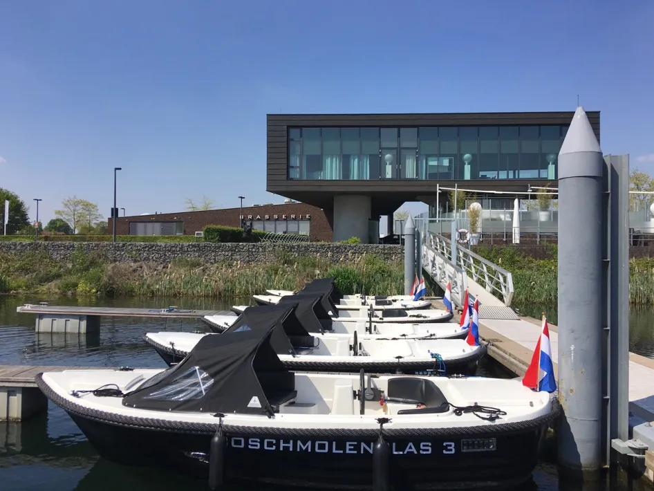 Sloepen aan de steiger bij Brasserie Boschmolenplas in Heel/Panheel